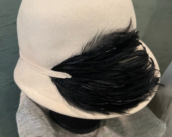 70’s/20’s cloche hat in cream felt with black aigrette fathers on the side