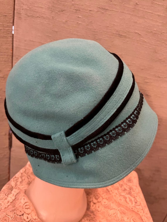 1920 cloche, turquoise felt with black accents