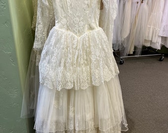 1950 vintage wedding dress and wedding vail