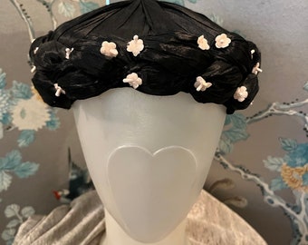 Cappello a nastro del 1960 con boccioli di rosa rosa