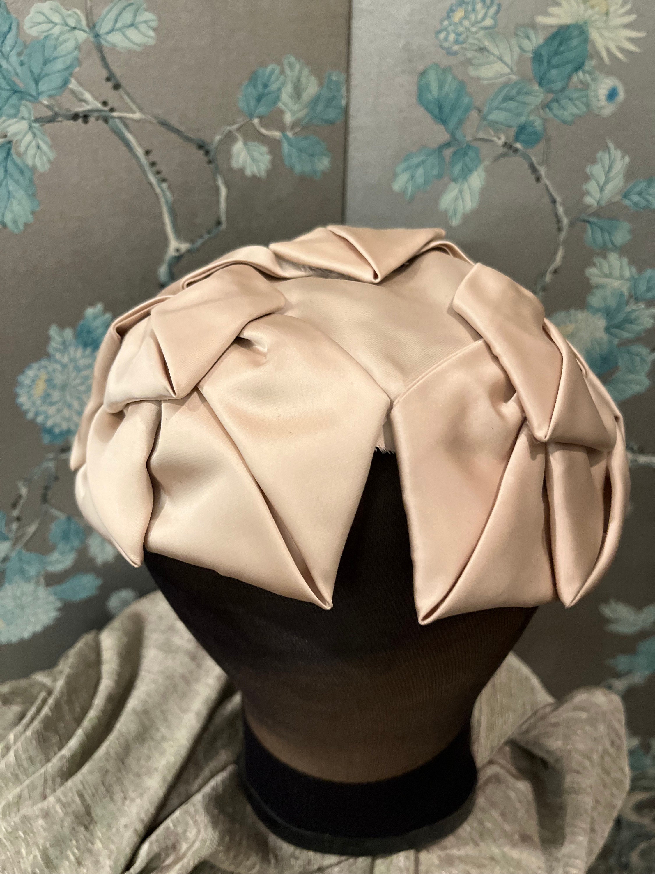 Vintage 1950s Clover Lane White Satin Velveteen Bow Cap Hat Vintage Clover Lane Velvet Hat, Satin Band Bow, 1930s-40s - Etsy main image 2