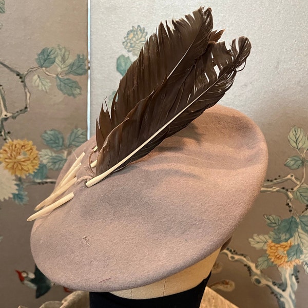 1940 Fascinator beret in grey, velour felt with 4 smoky feathers.