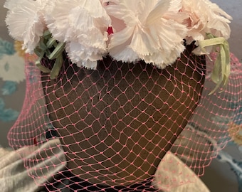 Chapéu de rede rosa de 1960 com flores em um círculo de linho