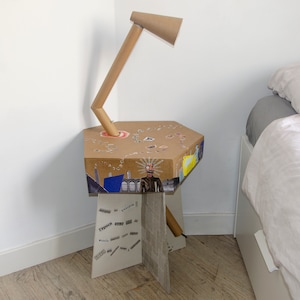 Mesa de escultura de inspiração dadaísta feita com papelão reciclado