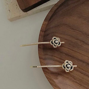 CHANEL Gold Flower Hair Clips | pre-loved Flower Brooch Chanel Brooch Chanel Hair Clips Wholesale  main image 4