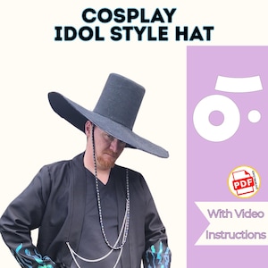 Puede incluir: Un sombrero gris oscuro de estilo cosplay idol con ala ancha y corona alta. El sombrero se usa con una chaqueta negra y un collar de cuentas. La imagen incluye el texto "Cosplay Idol Style Hat" y un icono de descarga PDF.