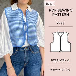 Puede incluir: Un chaleco de cuadros vichy azul y blanco con cierre de lazo frontal, usado sobre una camisa blanca de manga larga y jeans azules. La imagen incluye el texto: NO AI, PDF SEWING PATTERN, Vest, SIZES: XXS - XL y Beginner con tres iconos.