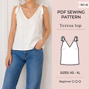 Peut inclure: Un haut blanc sans manches avec un décolleté en V et des bretelles à nouer, porté avec un jean bleu. L'image contient le texte PDF SEWING PATTERN Teresa top, SIZES: XS - XL, ainsi qu'un dessin au trait noir et blanc du modèle.