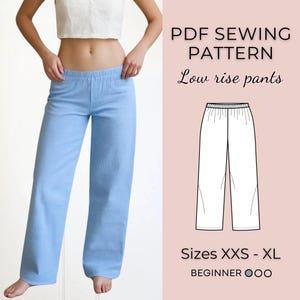 Puede incluir: Pantalones de tiro bajo en azul claro con canalé vertical. La imagen incluye un patrón de costura PDF para los pantalones, con el texto "PDF SEWING PATTERN Low rise pants" y "Sizes XXS - XL BEGINNER OOO".