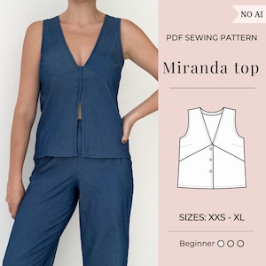 Op de afbeelding: Een denim blauwe top en broek set. De top heeft een diepe V-hals en een knoopsluiting. De afbeelding bevat ook een PDF naaipatroon voor de "Miranda top" met maatopties van XXS tot XL.