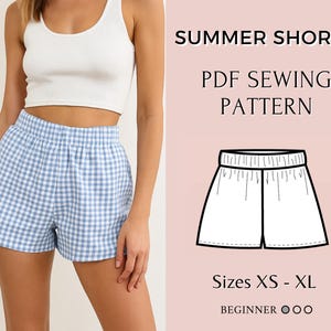 Op de afbeelding: Blauw-witte geruite shorts met een elastische tailleband. De afbeelding toont een witte tanktop en een PDF-naaipatroon voor zomershorts, maten XS tot XL.