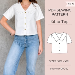 Può includere: Un top bianco a maniche corte con un ampio colletto e quattro bottoni dorati sul davanti. L'immagine include il testo PDF SEWING PATTERN Edna Top, SIZES: XXS - XXL e Beginner, insieme a un disegno al tratto del design dell'indumento.