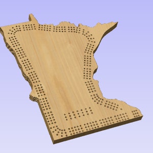 Op de afbeelding: Een houten spelbord in de vorm van de staat Minnesota. Het bord heeft een rand van gaten rond de omtrek.