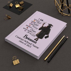 Carnet cartonné personnalisé de remise des diplômes de fille noire, carnet d'affirmations de diplômée elle est, cadeau personnalisé afro-américain de la promotion 2025