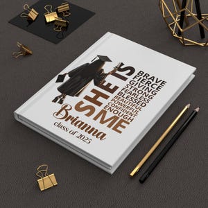 Carnet cartonné personnalisé de remise des diplômes de fille noire, carnet d'affirmations de diplômée elle est, cadeau personnalisé afro-américain de la promotion 2025