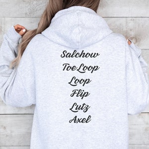 Puede incluir: Sudadera con capucha gris con las palabras "Salchow", "Toe Loop", "Loop", "Flip", "Lutz" y "Axel" impresas en la espalda.
