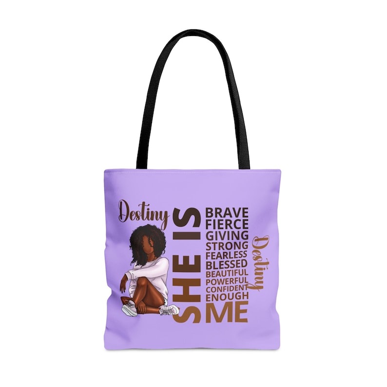 Pu&ograve; includere: Una borsa tote viola con un manico nero e un'immagine di una donna con il testo "Destiny SHE IS BRAVE FIERCE GIVING STRONG FEARLESS BLESSED BEAUTIFUL POWERFUL CONFIDENT ENOUGH ME Destiny" stampato su di essa.