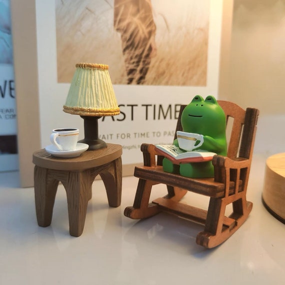 Frog Figurine With Wood Rocking Chair Leisure Time Car Gifts Tabletop Decor  for Women Desktop Figurines Office Desk Accessories 