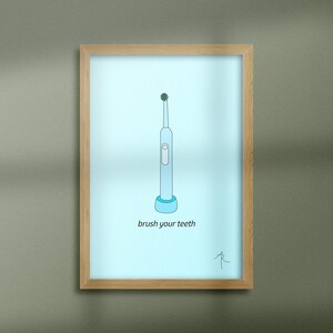 Peut inclure: Une illustration encadrée d'une brosse à dents électrique bleue avec une tête de brosse verte. Le texte "brush your teeth" est écrit sous la brosse à dents.