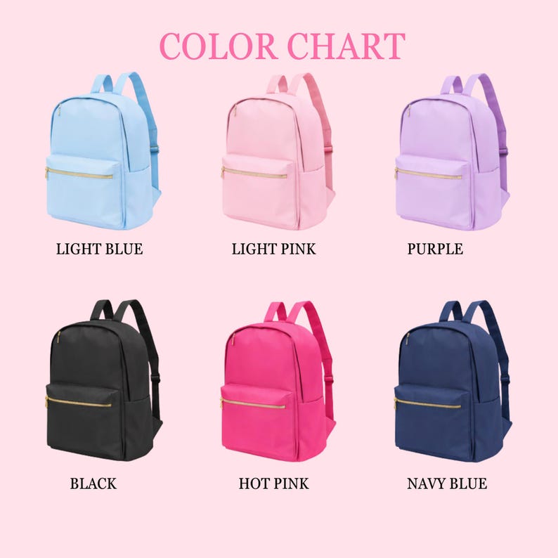 Op de afbeelding: Kleurenkaart met zes rugzakken in verschillende kleuren: lichtblauw, lichtroze, paars, zwart, felroze en marineblauw. Elke rugzak heeft een voorvak en een goudkleurige rits. De tekst "COLOR CHART" staat bovenaan.