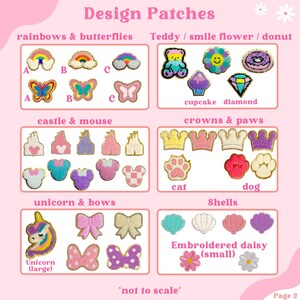 Op de afbeelding: Een verzameling geborduurde design patches met diverse motieven: regenbogen, vlinders, teddyberen, kronen en strikken. Gepresenteerd op een roze achtergrond met de tekst "Design Patches". Niet op ware grootte.