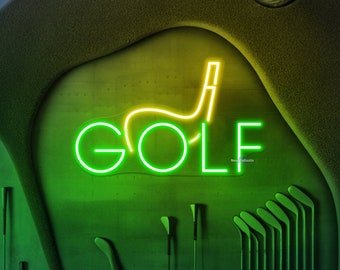 Puede incluir: Un letrero de neón verde con la palabra "GOLF" y un palo de golf de neón amarillo. El letrero está montado en una pared verde y amarilla con palos de golf colgados en la pared.