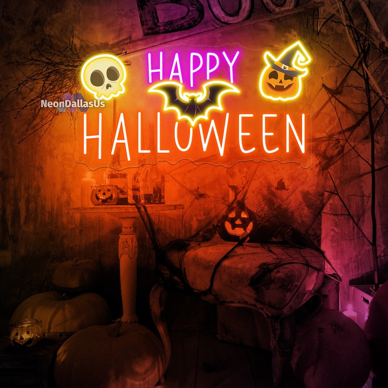 Op de afbeelding: Een neonbord met de woorden "HAPPY HALLOWEEN" in het wit, met schedel-, vleermuis- en pompoen-iconen. Het bord wordt verlicht met roze, oranje en gele lichten, waardoor een feestelijke Halloween-sfeer ontstaat. De achtergrond toont pompoenen en een spookachtige setting.