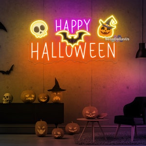 Op de afbeelding: Een neonbord met de tekst "HAPPY HALLOWEEN" in het wit, tegen een paarse en oranje gradi&euml;nt achtergrond. Het bord bevat een schedel, vleermuis en pompoen. Verschillende uitgesneden pompoenen en een schedel worden getoond.