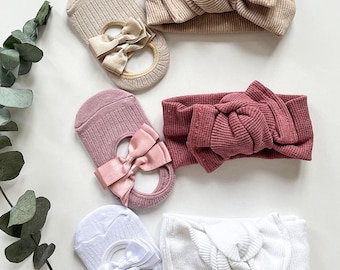 Top Knot Headband e No Show Socks Baby Shower Set / Baby Girl Socks e Baby Hair Band / Regalo per la mamma