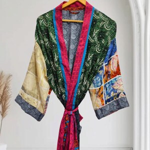 Regal House Patchwork-Bademantel aus recycelter Sari-Seide, Vintage-Seidenkimono, Bademode für Damen, Sommerkimono aus Sari-Seide, B-6324