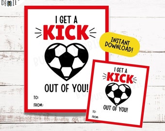 Puede incluir: Tarjeta de San Valentín imprimible con un borde rojo y un balón de fútbol en forma de corazón. La tarjeta dice "Me encanta estar contigo!" con espacio para escribir "Para:" y "De:".