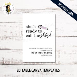 Peut inclure: Une pancarte blanche avec du texte noir qui dit "She's ready to call the shots!" avec un graphique de seringue rose et blanche. La pancarte comprend également le texte "Welcome to the graduation celebration of Busy Bee Debbie Class of 20XX".