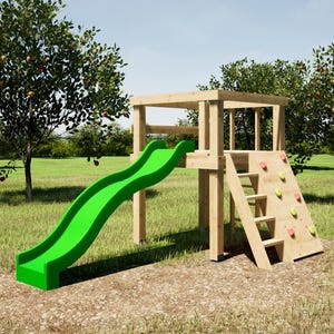 Może przedstawiać: Drewniany zestaw do zabawy z zieloną zjeżdżalnią, ścianką wspinaczkową i drabiną stoi na trawiastym podwórku. Zestaw do zabawy ma małą drewnianą platformę na górze. W tle drzewa z czerwonymi owocami.