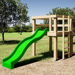 Könnte beinhalten: Ein hölzernes Spielgerüst mit einer grünen Rutsche und einer Leiter steht auf einer Rasenfläche. Das Spielgerüst hat eine kleine Plattform mit einem Dach. Bäume mit grünen Blättern und einigen roten Früchten sind im Hintergrund unter blauem Himmel.