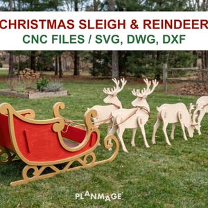 Könnte beinhalten: Ein rot-goldener Weihnachtsschlitten aus Holz mit drei hellen Rentierfiguren aus Holz, die mit braunen Riemen verbunden sind. Der Text CHRISTMAS SLEIGH & REINDEER CNC FILES / SVG, DWG, DXF steht oben und PLANMAGE unten im Bild.