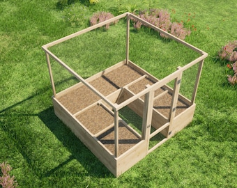 Puede incluir: Un lecho elevado de jardín de madera con una cubierta de malla y una puerta. El lecho está dividido en cuatro secciones y lleno de tierra marrón.