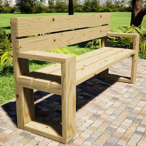 Op de afbeelding: Een houten bank met een latten rugleuning en een brede zitting. De bank is gemaakt van natuurlijk hout en heeft een rustieke uitstraling. Het staat op een terras van bakstenen.