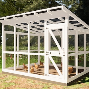 Peut inclure: Poulailler en bois blanc avec une enceinte grillagée et une porte. Le poulailler a un toit en pente et est entouré d'herbe verte et de buissons.