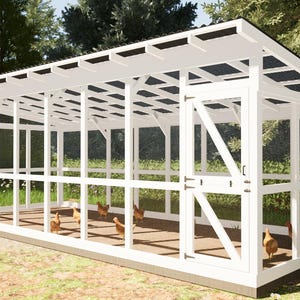 Puede incluir: Gallinero de madera blanco con una gran jaula de malla. El gallinero tiene una puerta lateral y un techo con una ligera inclinación. Hay varias gallinas dentro de la jaula.