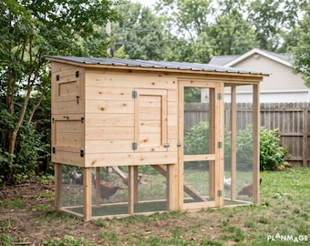 Puede incluir: Un gallinero de madera con acabado en marrón claro natural, techo inclinado de metal oscuro y cerramiento de malla metálica. La estructura incluye una zona de anidación elevada con dos puertas laterales abatibles, una puerta vertical y una rampa.