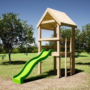 Può includere: Un parco giochi in legno con uno scivolo verde e una piccola struttura a forma di casa in legno. Il parco giochi si trova in un'area erbosa con alberi e cielo blu. Lo scivolo è lungo circa 1,8 metri.