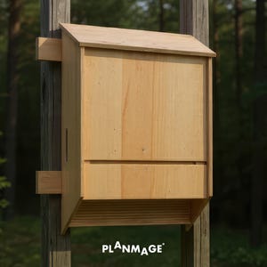 Peut inclure: Un nichoir à chauves-souris en bois fixé sur un poteau en bois. Le nichoir a un toit en pente et une forme rectangulaire avec un compartiment inférieur. Le bois est de couleur brun clair naturel. La marque "PLANMAGE" est imprimée en bas.