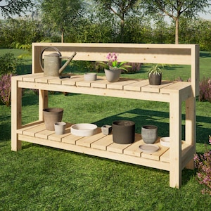 Puede incluir: Un banco de trasplante de madera de color claro con dos estantes, que contiene varias macetas, una regadera y plantas pequeñas. El banco está al aire libre sobre un césped, rodeado de vegetación y flores. El banco mide aproximadamente 122 cm de ancho.