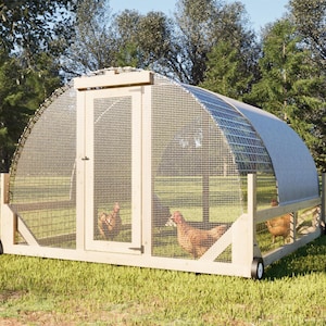 Peut inclure: Un poulailler en bois avec une enceinte en treillis métallique et un toit incurvé. Le poulailler est sur roues et se trouve sur une pelouse herbeuse. Plusieurs poulets sont à l'intérieur.