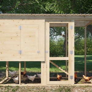 Könnte beinhalten: Ein Hühnerstall aus Holz mit einem Nistkasten und einem Drahtlaufstall. Der Stall ist in natürlicher Holzfarbe gestrichen und hat ein Metalldach. Es befinden sich mehrere Hühner im Laufstall.