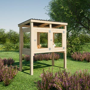Könnte beinhalten: Ein hölzerner Kaninchenstall mit einem schrägen Dach und zwei Fächern. Der Stall ist aus hellem Holz gefertigt und verfügt über Drahtgittertüren. Er steht auf vier Beinen und befindet sich in einem grasbewachsenen Außenbereich mit lila blühenden Pflanzen.