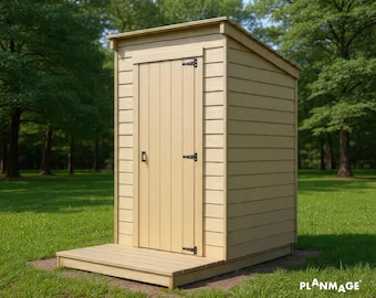 Può includere: Un capannone di legno color beige chiaro con una singola porta e un piccolo portico. Il capannone ha un tetto spiovente ed è circondato da erba verde e alberi. La porta ha cerniere e una maniglia nere.