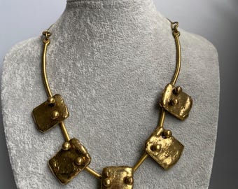 Colar com design artístico brutalista em metal dourado vintage sem assinatura