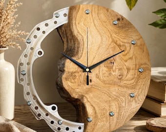 Houten wandklok met remrotor | Rustiek industrieel live-edge decor (diameter 30 cm)