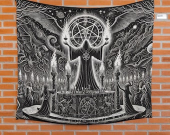 Può includere: Arazzo in bianco e nero raffigurante una scena rituale con una figura centrale che tiene un pentagramma. L'opera presenta illustrazioni dettagliate di figure, candele ed elementi celesti. L'arazzo è appeso a un muro di mattoni sopra un divano nero.